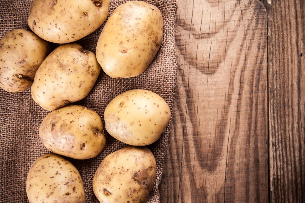Gros plan sur les pommes de terre fraîches
 - Photo, image