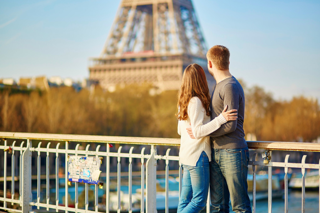 Ρομαντικό ζευγάρι στο Παρίσι - Φωτογραφία, εικόνα