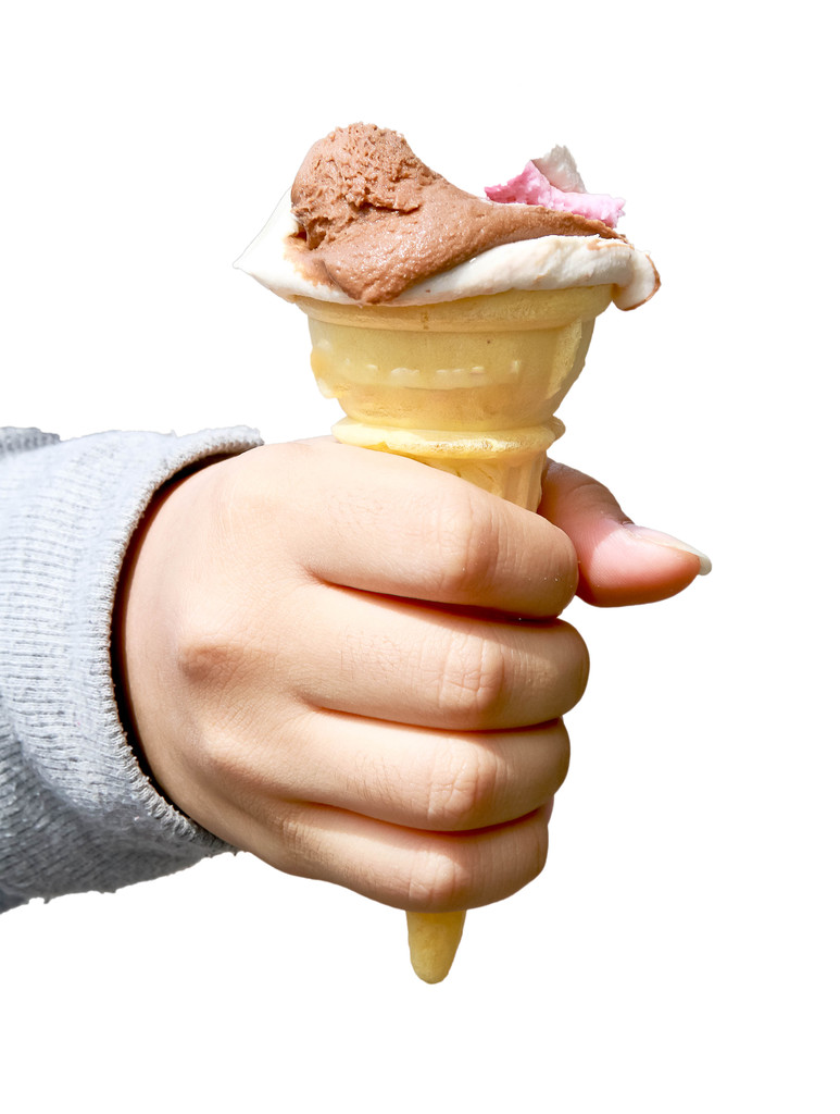 Мороженое внутри руки молодой девушки
 - Фото, изображение