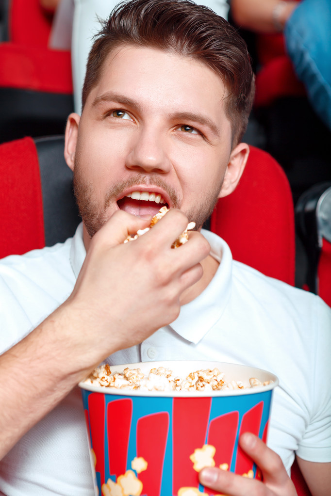 Kapzsi ember eszik popcorn-mozi. - Fotó, kép