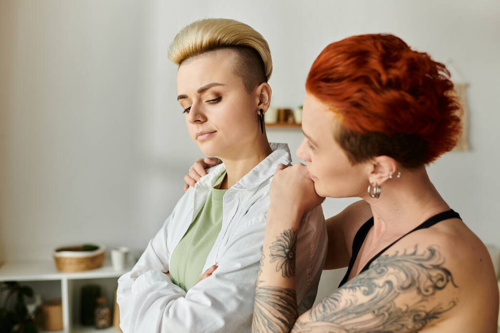 Twee hartstochtelijk geïnkte vrouwen staan samen, presenteren hun prachtige tatoeages en gedeelde band. - Foto, afbeelding