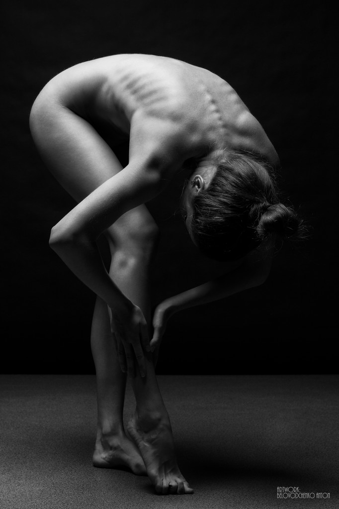 Красиве тіло молодої жінки на темному тлі
 - Фото, зображення