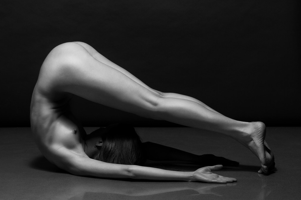 Gyönyörű test fiatal nő felett sötét háttér - Fotó, kép