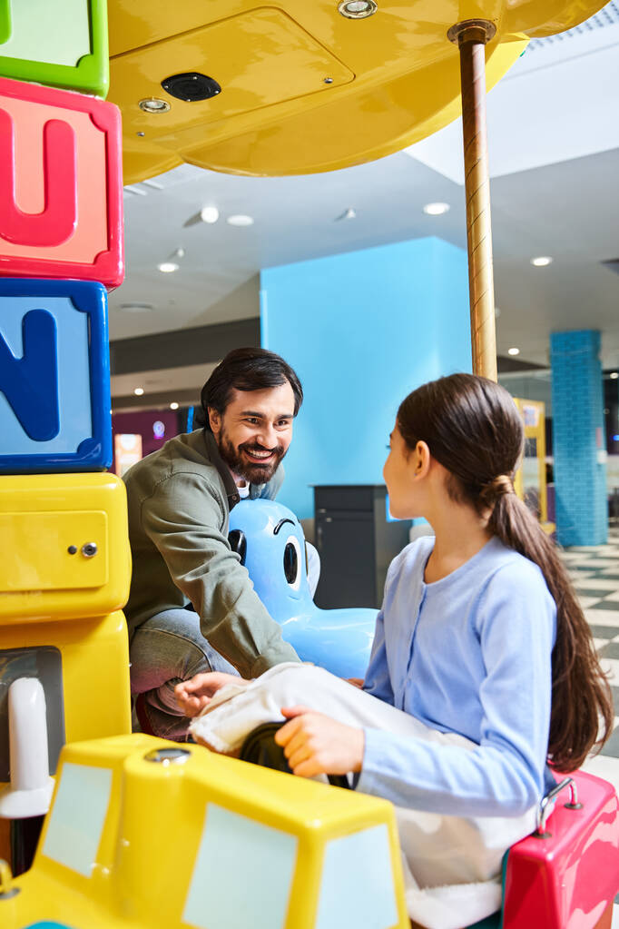 Vater und Kind spielen am Wochenende fröhlich mit Spielzeugauto in Einkaufszentrum. - Foto, Bild