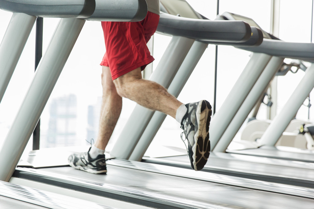 Gros plan des jambes masculines qui courent sur tapis roulant dans la salle de gym
 - Photo, image