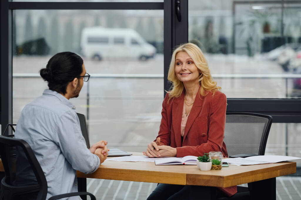 Demandeur d'emploi interviewant à un bureau moderne par femme. - Photo, image