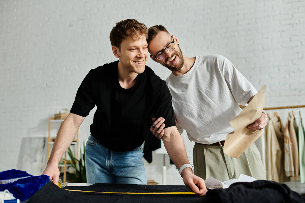 Двое мужчин в дизайнерской мастерской стоят бок о бок в совершенной гармонии. - Фото, изображение