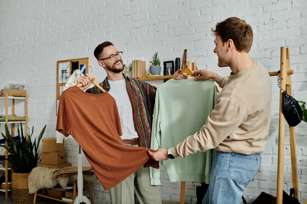 Kaksi miestä suunnittelija pukea seistä rinnakkain, keskustella ideoita heidän uusin projekti trendikäs työpaja. - Valokuva, kuva