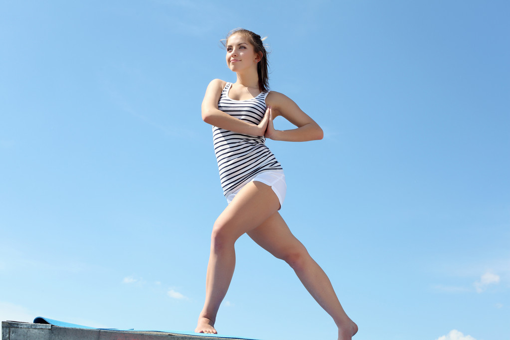 Portrait d'une jeune femme faisant des exercices
 - Photo, image