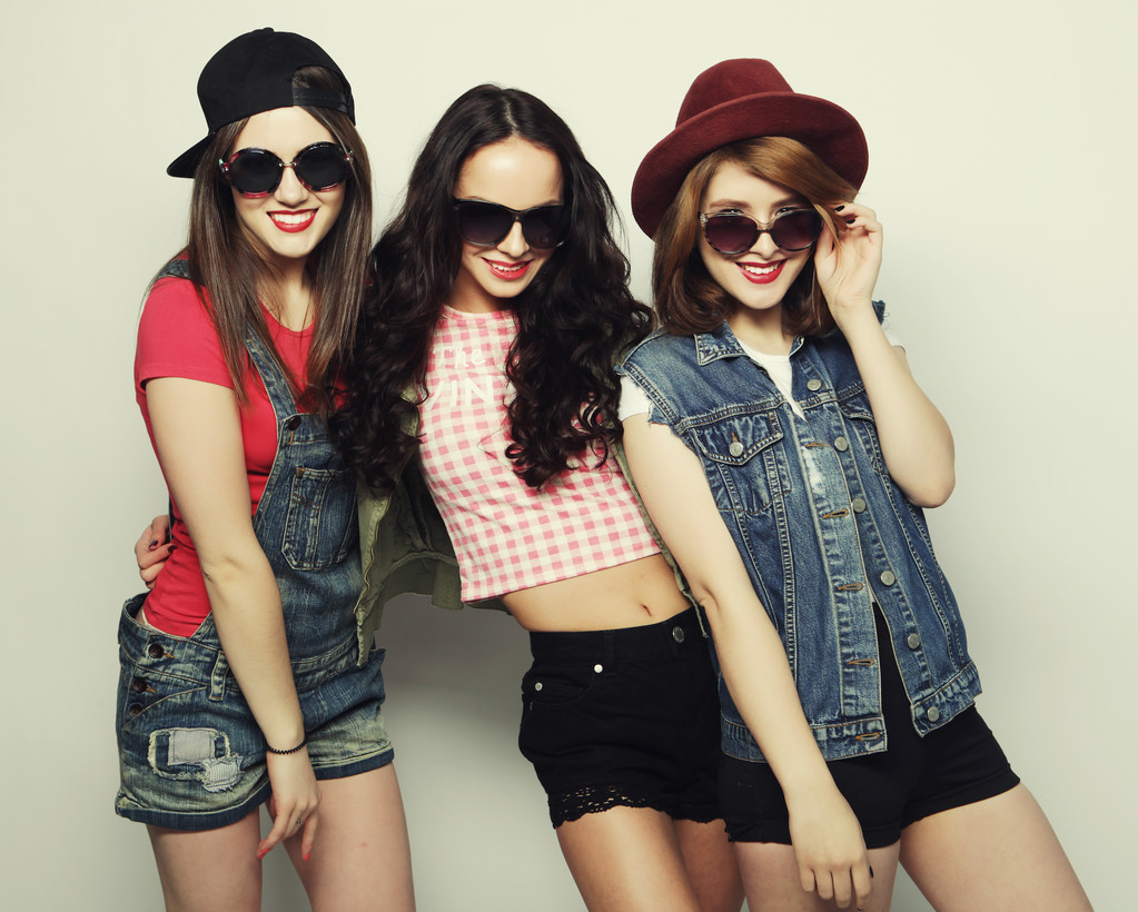 Kolme tyylikäs seksikäs hipster tytöt parhaita ystäviä
. - Valokuva, kuva
