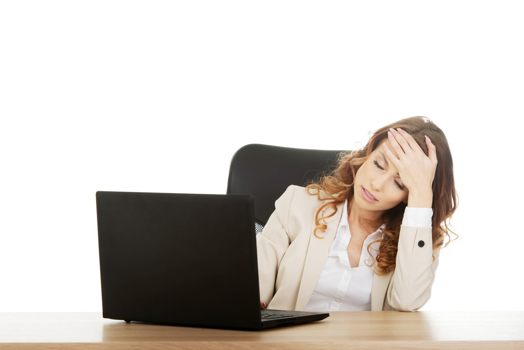 уставшая деловая женщина работает на ноутбуке
. - Фото, изображение