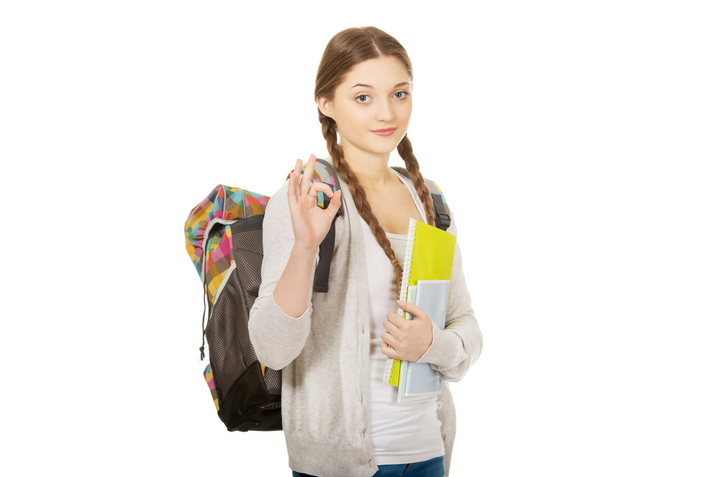Mujer adolescente con mochila mostrando signo perfecto
. - Foto, Imagen
