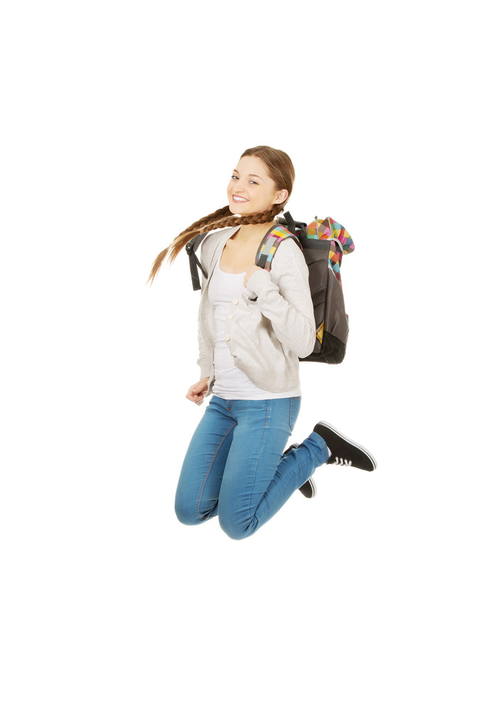 Jeune femme sautant avec sac à dos
. - Photo, image