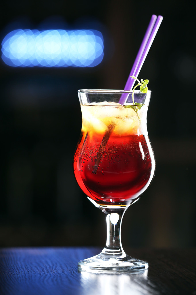 Glas Cocktails auf Barhintergrund - Foto, Bild