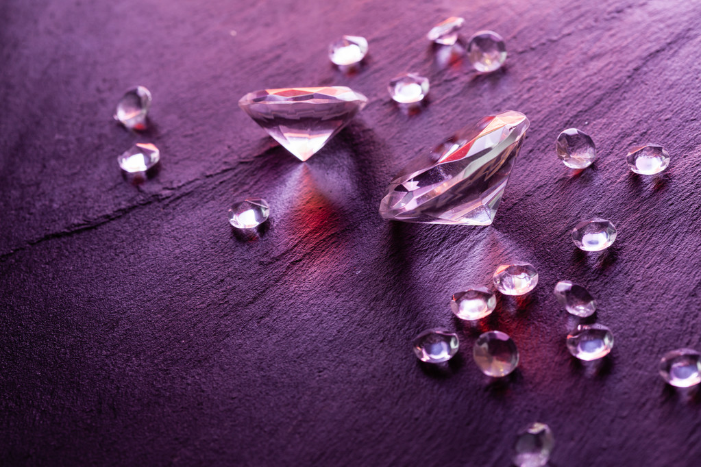 紫色の光がさまざまなダイヤモンド - 写真・画像