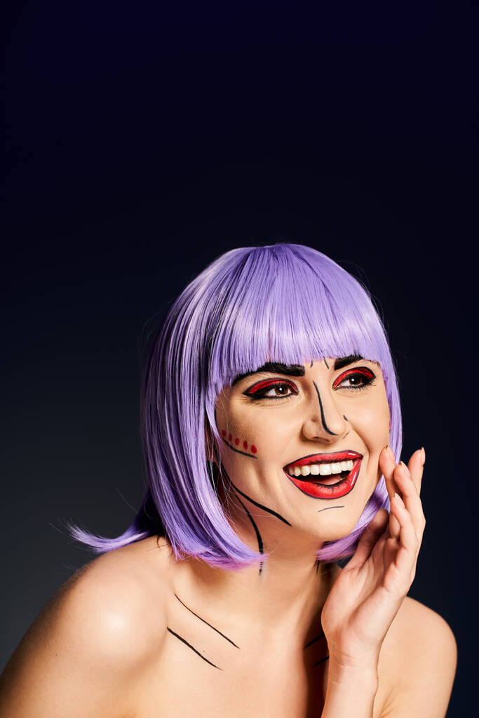 Pozoruhodná žena dons fialová paruka a odvážné pop art make-up, ztělesňující postavu z komiksu na černém pozadí. - Fotografie, Obrázek