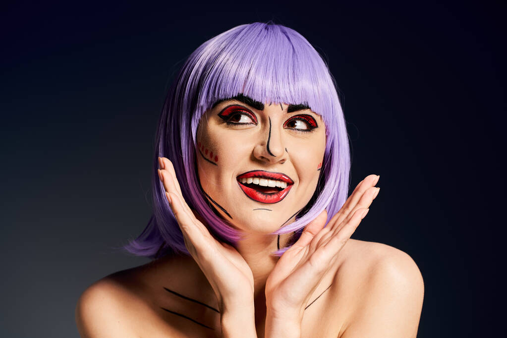 Une femme aux cheveux violets et au maquillage tient ses mains sur son visage, mettant en valeur son caractère unique issu de la bande dessinée. - Photo, image
