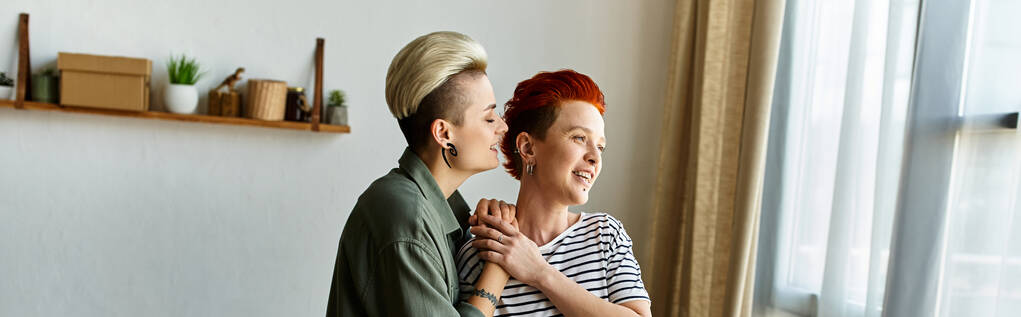 Un jeune couple de lesbiennes, côte à côte, travaillant ensemble pour une cause caritative. - Photo, image