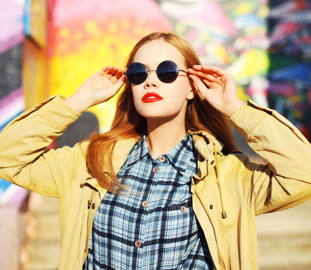 Retrato de moda de mujer rubia con estilo en gafas de sol negras
 - Foto, Imagen