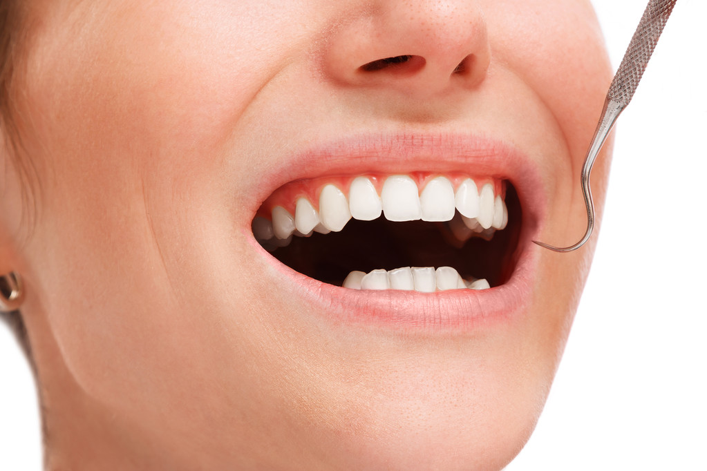 白い歯を持つ女性の口 - 写真・画像