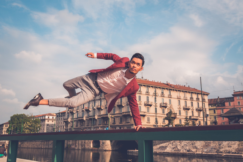 Bonito modelo asiático pulando nas ruas da cidade
 - Foto, Imagem