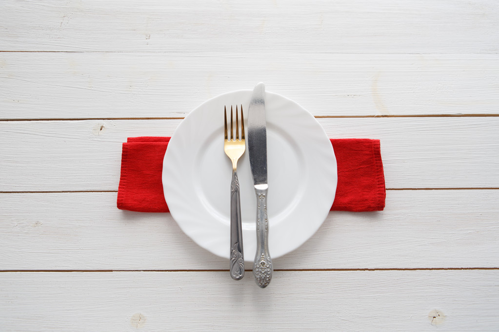 Μαχαίρι, πιρούνι και πιάτο πάνω από το ξύλινο τραπέζι - Φωτογραφία, εικόνα
