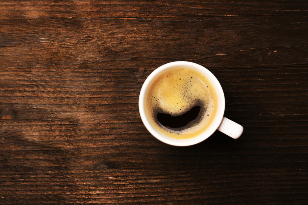 Tasse Kaffee auf Holztisch, Draufsicht - Foto, Bild