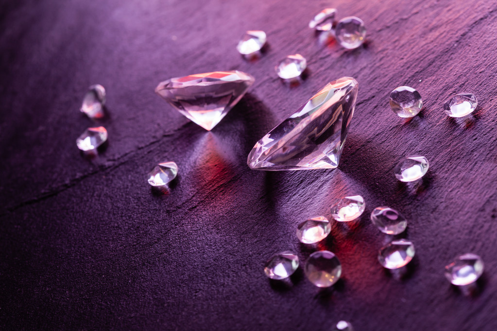 diamantes com luz roxa
 - Foto, Imagem