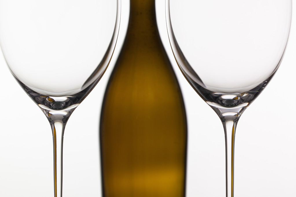 Kaksi tyhjää lasillista viiniä ja ruskea pullo
  - Valokuva, kuva