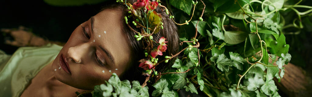 Женщина с цветочной короной покоится в зеленом болоте. - Фото, изображение