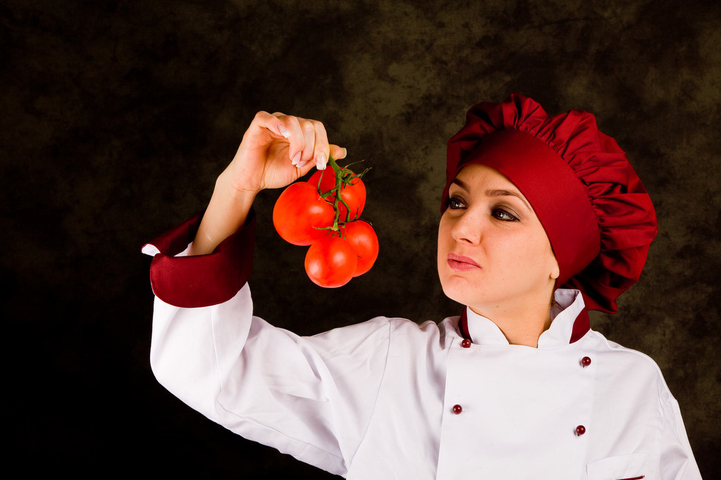 Chef controla la calidad del tomate
 - Foto, imagen