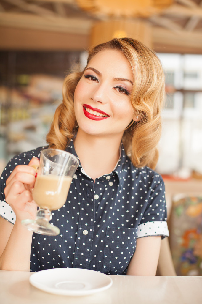 retro piękna kobieta w restauracji café z kawy - Zdjęcie, obraz