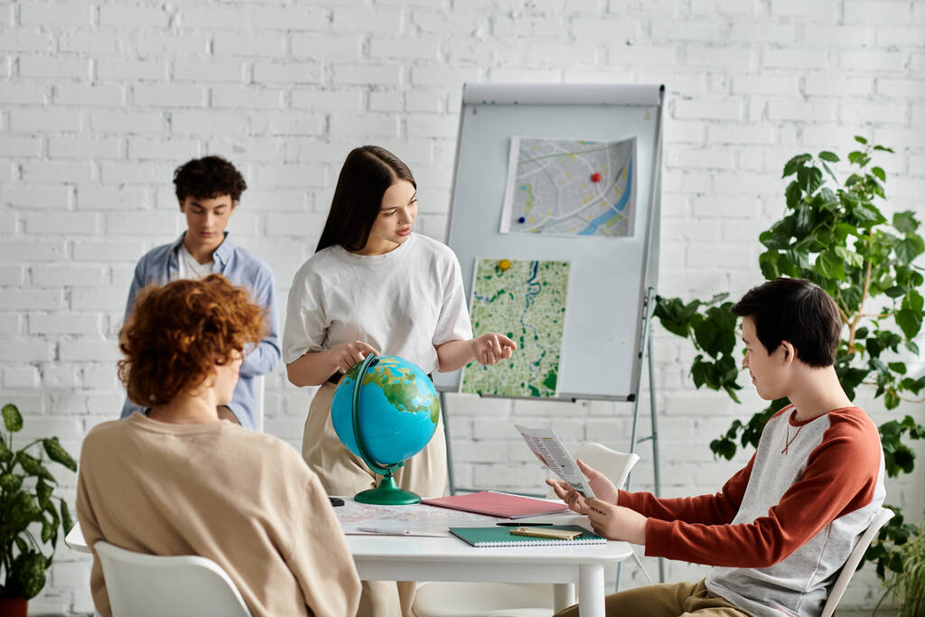 Teenageři se účastní simulace modelu OSN, používají globus a mapy k diskusi o globálních otázkách. - Fotografie, Obrázek