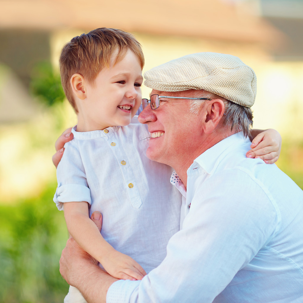 portret szczęśliwy dziadek i wnuczek ogarnięcie na zewnątrz - Zdjęcie, obraz