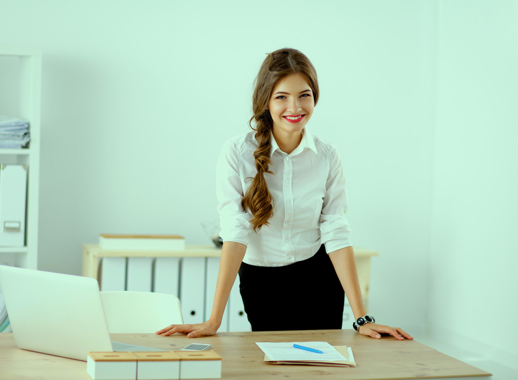 Привлекательная деловая женщина, сидящая в офисе - Фото, изображение