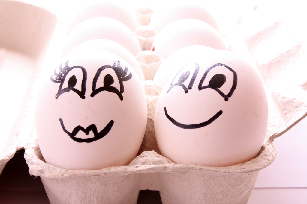 beyaz izole elinde iki yumurta - Fotoğraf, Görsel