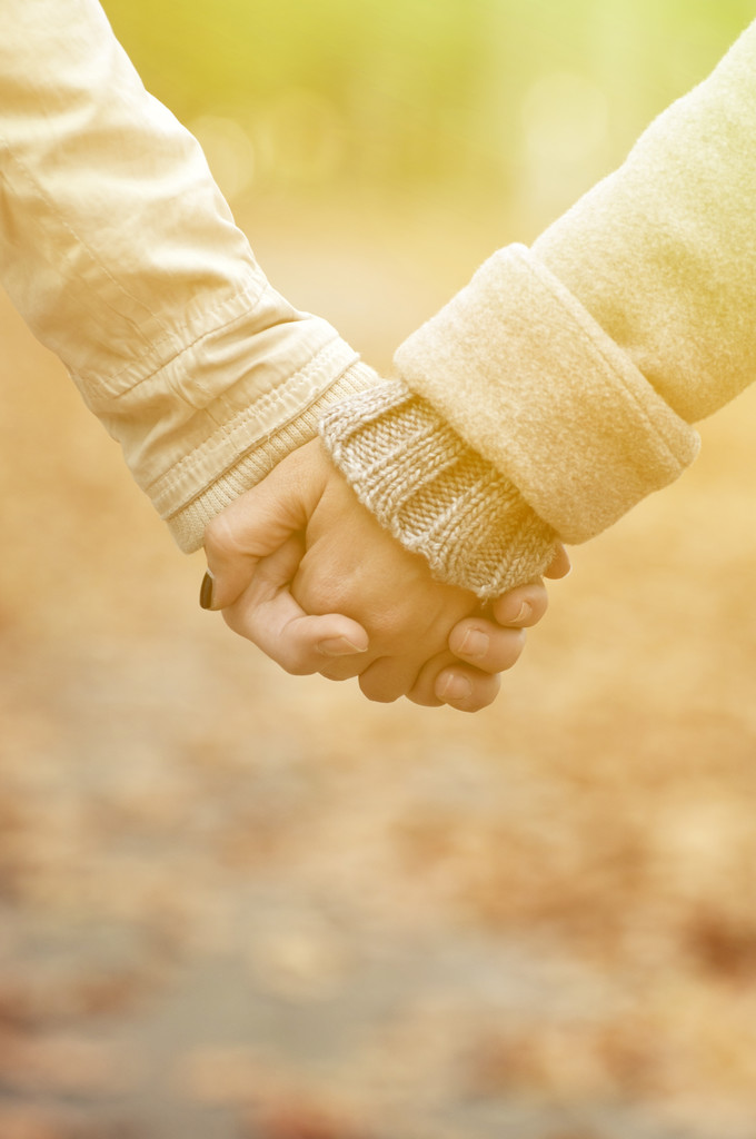 closeup páru, drželi se za ruce při procházce v parku - Fotografie, Obrázek