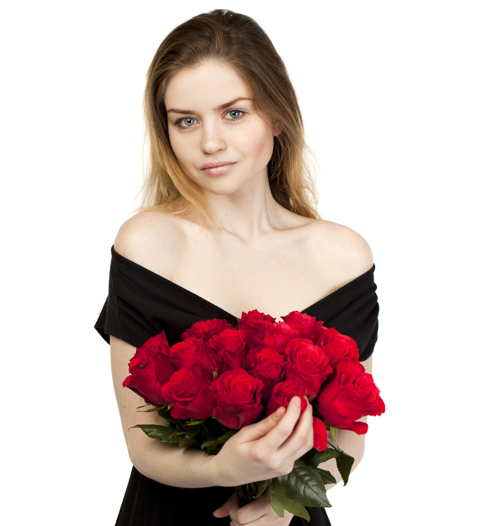 赤いバラの花束を持つ美しい少女の肖像画 - 写真・画像