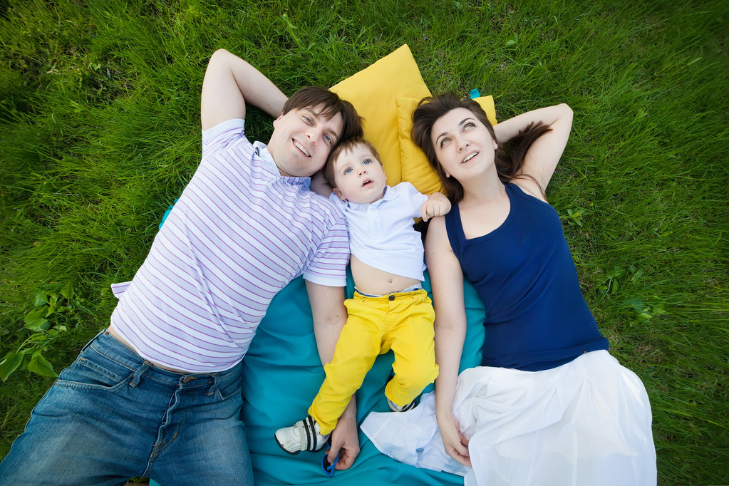 счастливая семья на одеяле в саду
,  - Фото, изображение