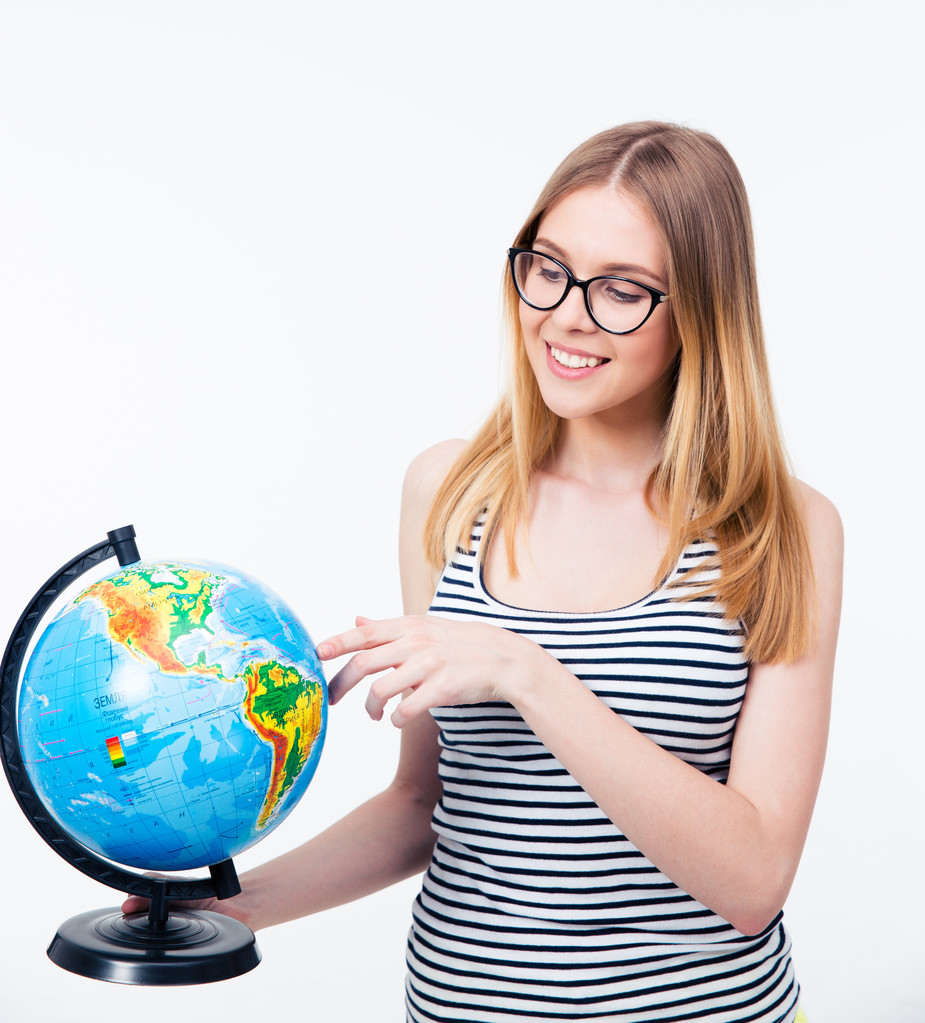 Mujer sonriente en gafas sosteniendo mundo globo
 - Foto, imagen