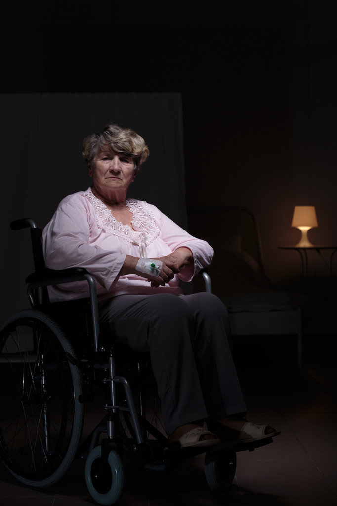 Μοναχική γυναίκα που κάθεται στο αναπηρικό καροτσάκι - Φωτογραφία, εικόνα