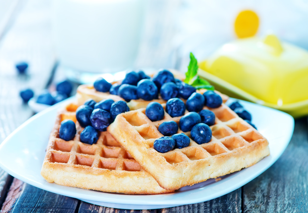 Plaka üzerinde blueberry ile waffle - Fotoğraf, Görsel