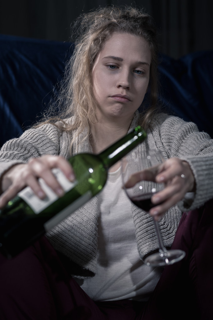 Femme alcoolique versant du vin
 - Photo, image