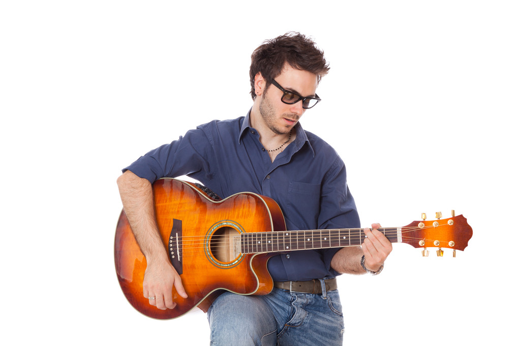 νεαρός που παίζει κιθάρα - Φωτογραφία, εικόνα