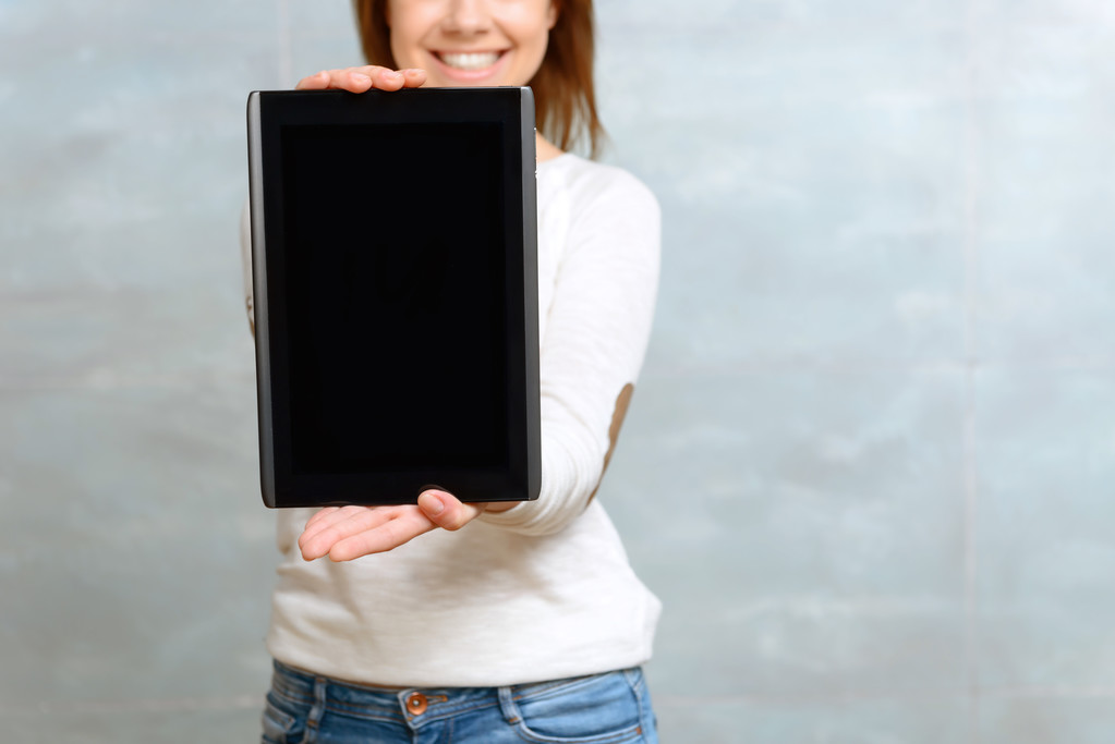 Smiling woman showing her tablet. - Photo, Image