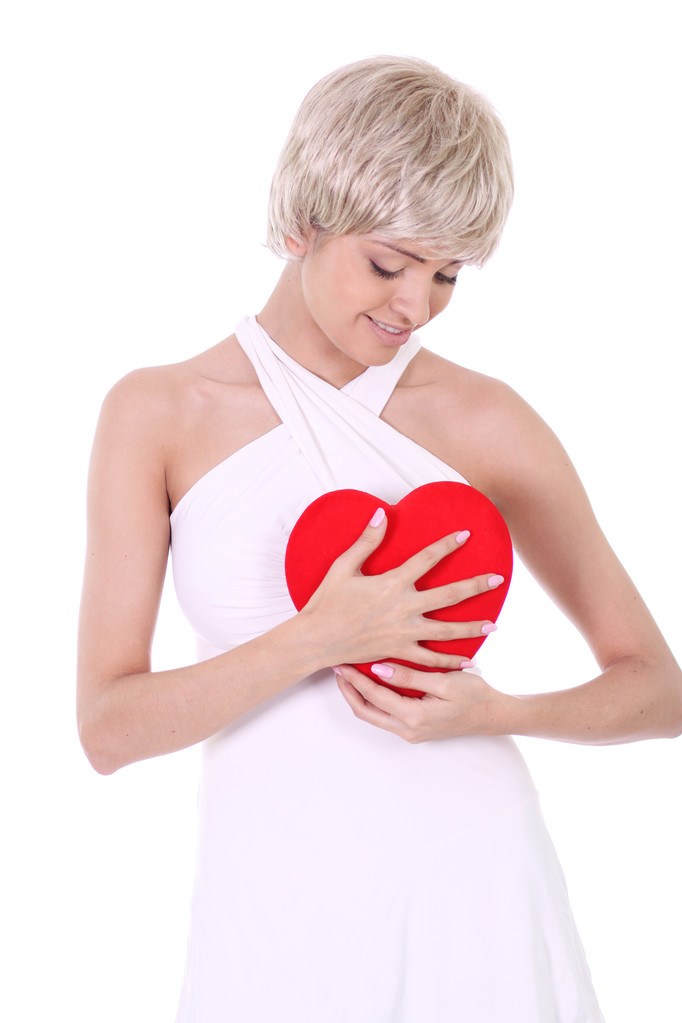 femme tenant un cœur rouge
 - Photo, image