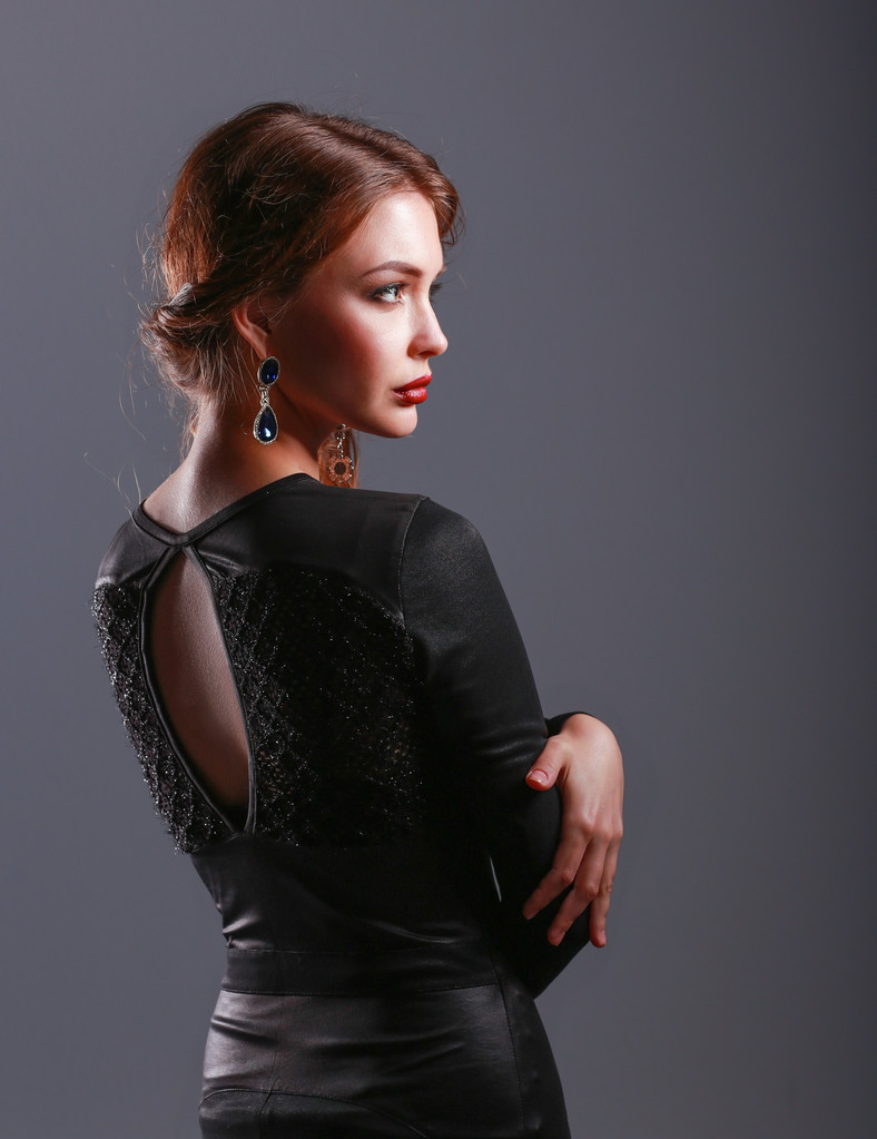 siyah elbiseli güzel esmer kadın portresi - Fotoğraf, Görsel