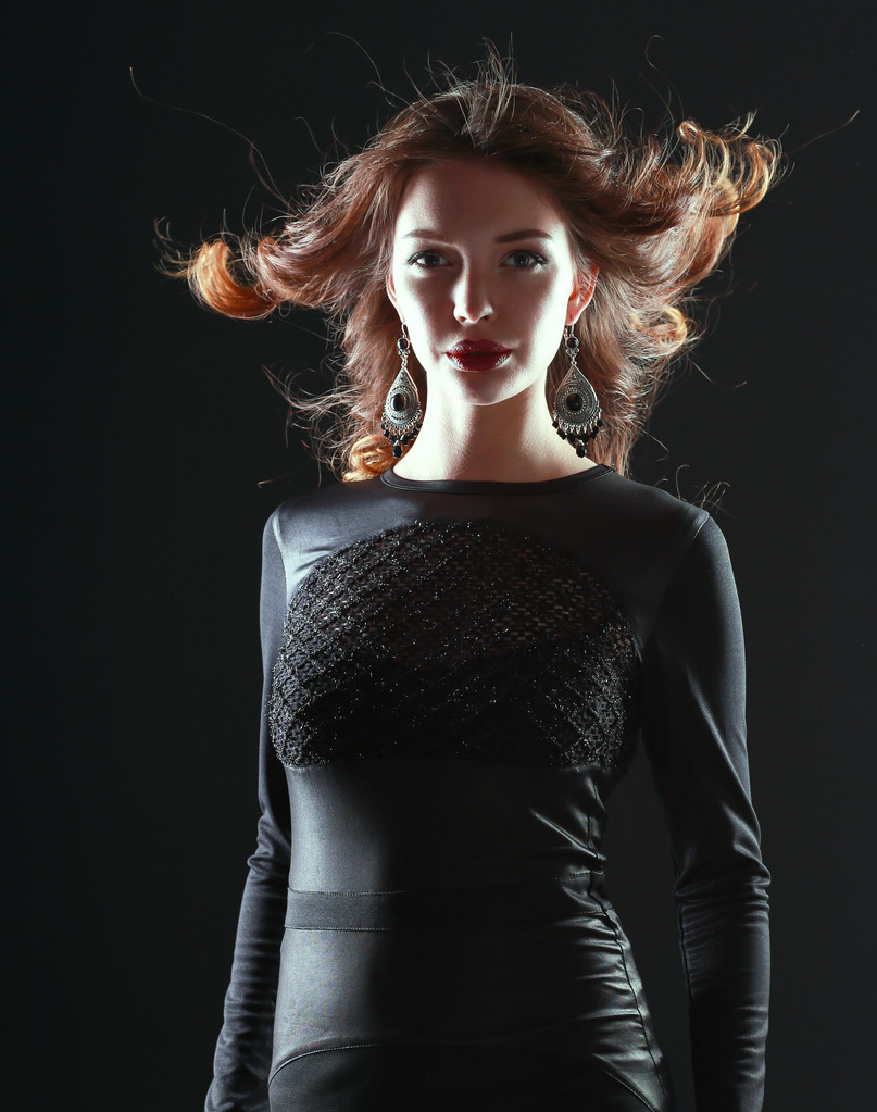 портрет красива брюнетка жінка в чорному платті - Fotó, kép