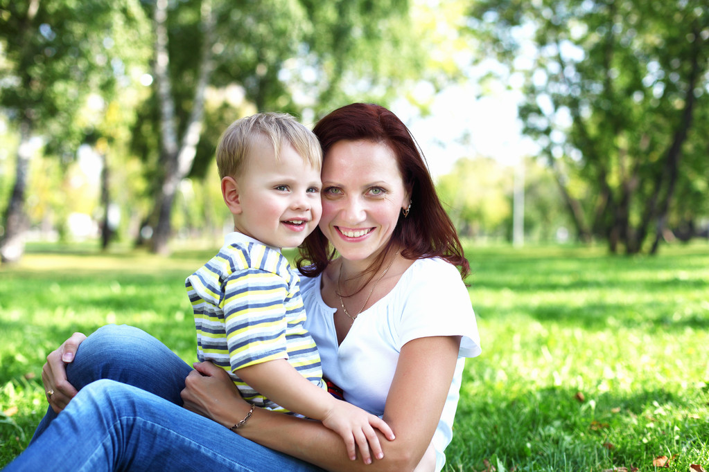 mladá matka se svým synem v letním parku - Fotografie, Obrázek