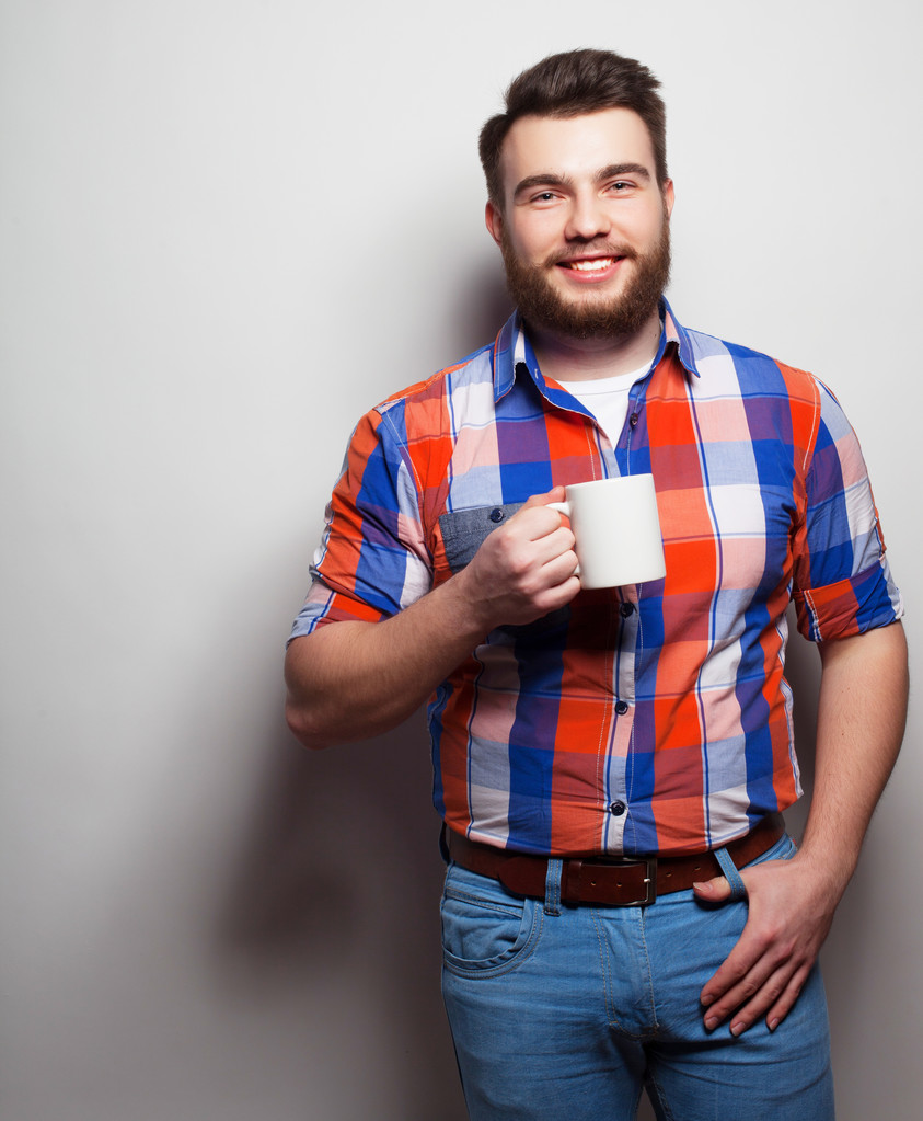 junger bärtiger Mann mit einer Tasse Kaffee - Foto, Bild
